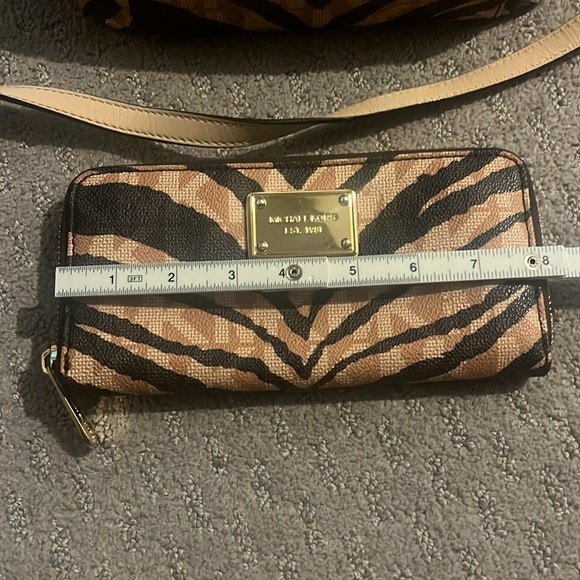 Michael Kors print crossbody and matching wallet - Picture 12 of 13